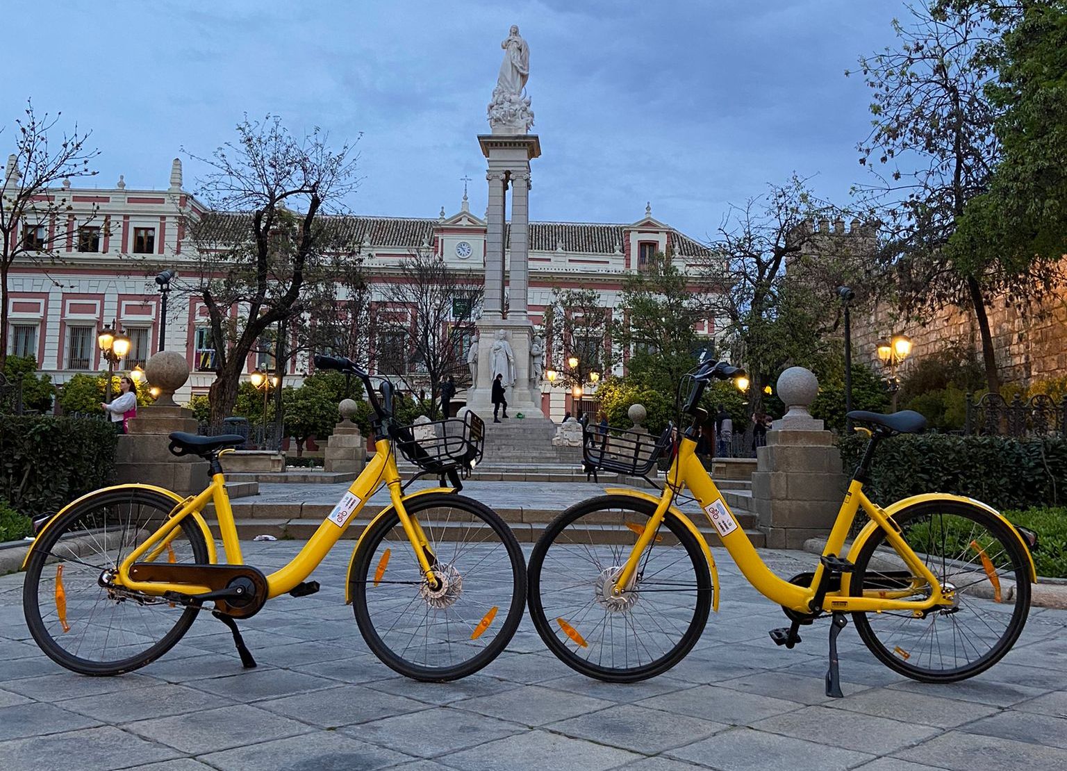 Alquila una de nuestras bicicletas para recorrer Sevilla !!