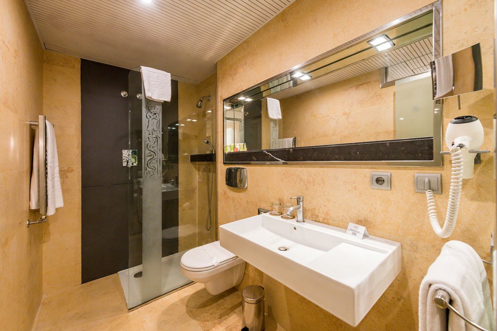 Double or Twin Room . Private bathroom