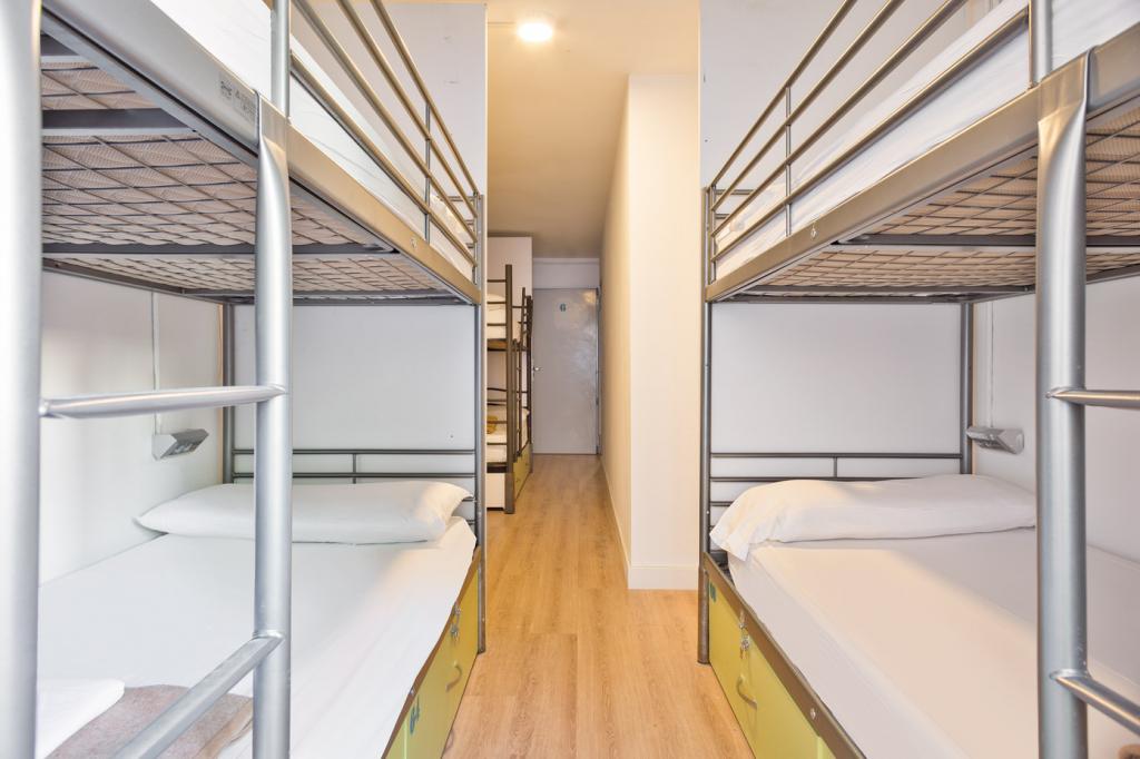 Cama en dormitorio mixto (8 camas) con Balcón Privado