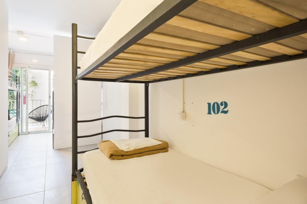 Cama en dormitorio mixto (6  camas) con Terraza Privada
