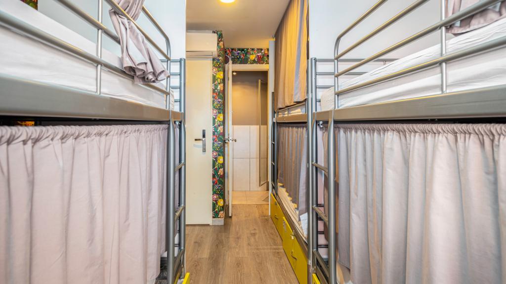 Cama en dormitorio FEMENINO (6  camas) con Baño Privado y Balcón Privado