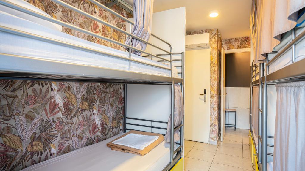 Cama en dormitorio mixto (6 camas) con Baño Privado y Balcón Privado