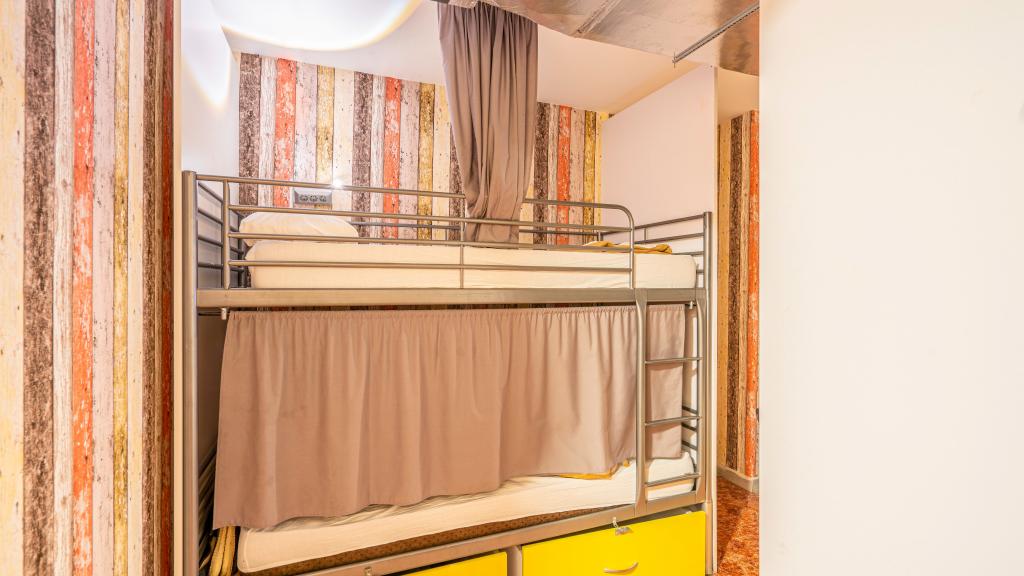Cama en dormitorio mixto (16 camas) con patio privado