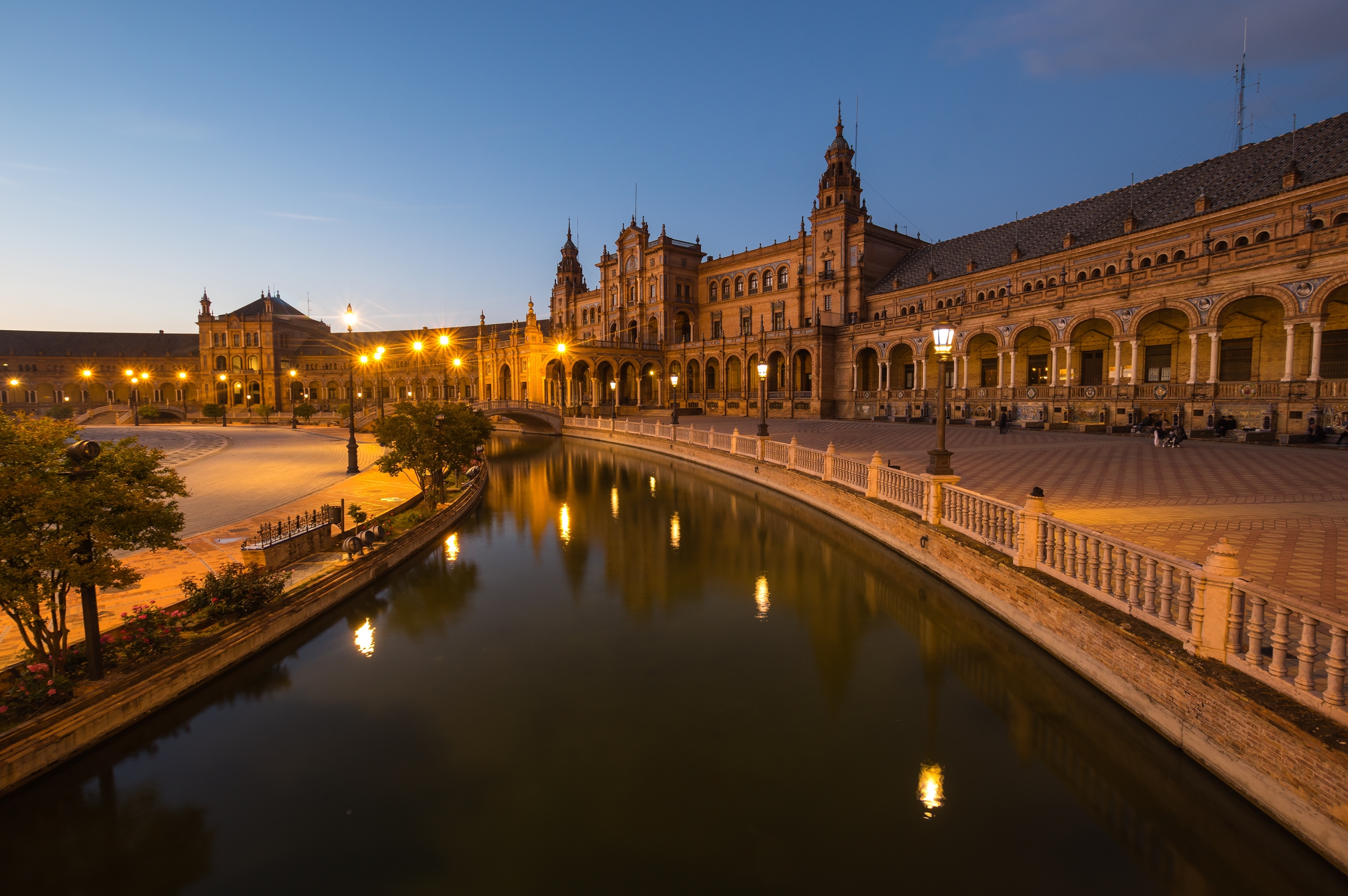 Sevilla de noche: Vida nocturna y ocio en la ciudad