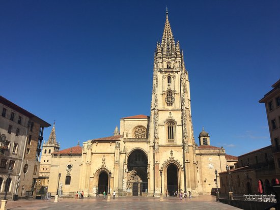 ¿Por qué la catedral de Oviedo solo tiene una torre?